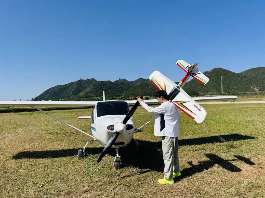 鏡頭都追不上！杭州男生用2根鋼絲操縱模型飛機<strong></p>
<p>中航光電科技股份有限公司
</strong>，驚艷全場:中航光電科技股份有限公司
