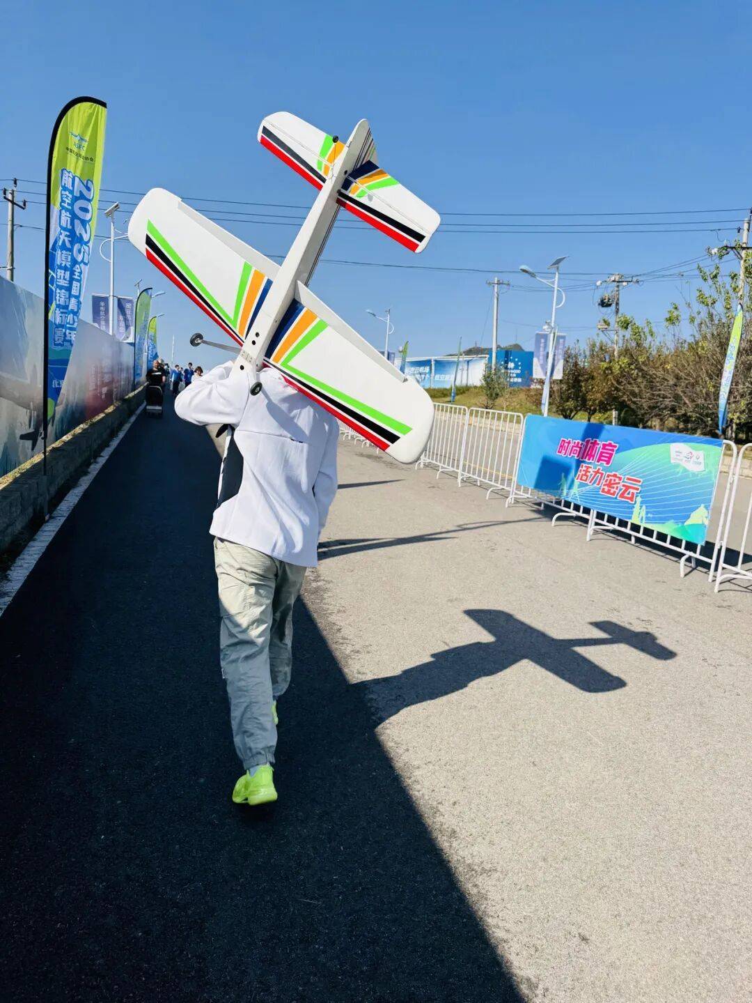 鏡頭都追不上！杭州男生用2根鋼絲操縱模型飛機<strong></p>
<p>中航光電科技股份有限公司
</strong>，驚艷全場:中航光電科技股份有限公司
