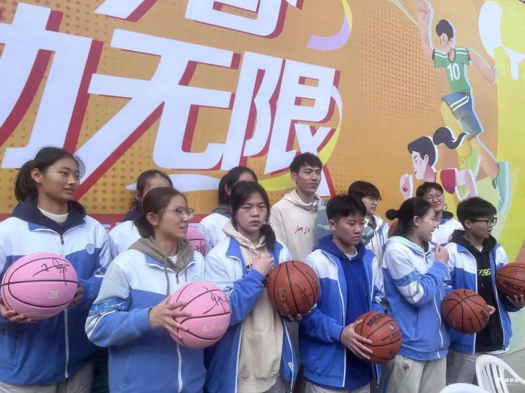 鏡頭都追不上！杭州男生用2根鋼絲操縱模型飛機<strong></p>
<p>中航光電科技股份有限公司
</strong>，驚艷全場:中航光電科技股份有限公司
