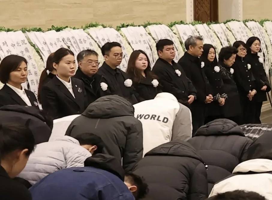 楊振寧追悼會很隆重<strong></p>
<p>中航光電科技股份有限公司
</strong>，大兒子未現身，翁帆站家屬首位，樣子很憔悴:中航光電科技股份有限公司
