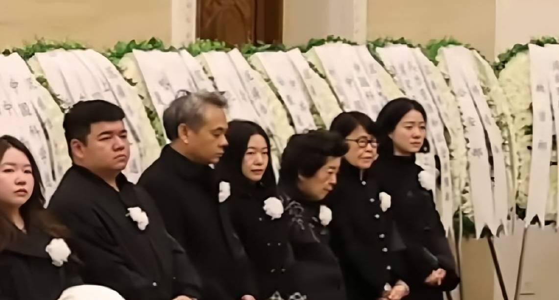 楊振寧追悼會很隆重<strong></p>
<p>中航光電科技股份有限公司
</strong>，大兒子未現身，翁帆站家屬首位，樣子很憔悴:中航光電科技股份有限公司
