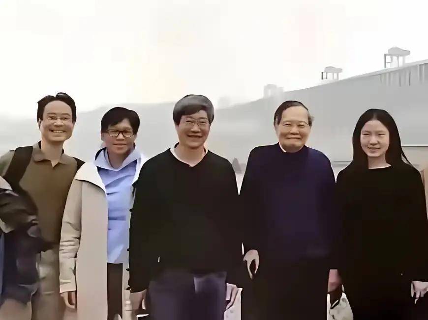 楊振寧追悼會很隆重<strong></p>
<p>中航光電科技股份有限公司
</strong>，大兒子未現身，翁帆站家屬首位，樣子很憔悴:中航光電科技股份有限公司
