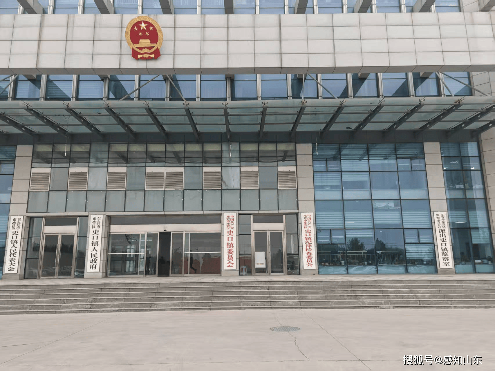 山東東營市一鎮政府大樓過于“氣派”被質疑超標準<strong></p>
<p>中航光電科技股份有限公司
</strong>，鎮政府回應：非自建，只租7層:中航光電科技股份有限公司
