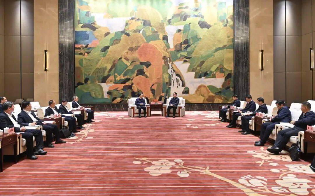 孫永才與湖北省委常委、武漢市委書記、市長盛閱春座談:中航光電科技股份有限公司
