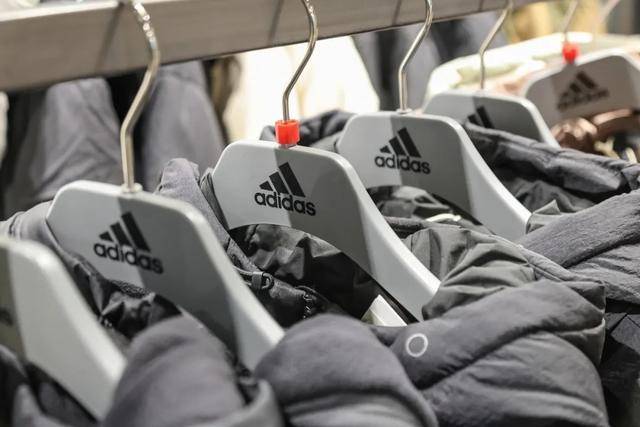 買阿迪達斯羽絨服的人<strong></p>
<p>中航光電科技股份有限公司
</strong>，被上了一課:中航光電科技股份有限公司
