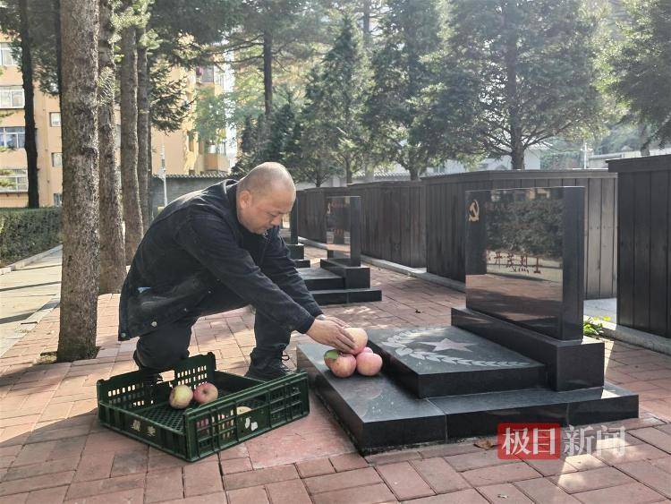 淚目<strong></p>
<p>中航光電科技股份有限公司
</strong>！沈陽男子帶1650個蘋果到丹東抗美援朝烈士陵園:中航光電科技股份有限公司
