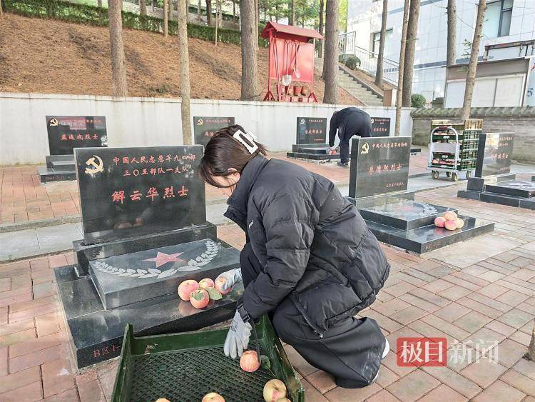 淚目<strong></p>
<p>中航光電科技股份有限公司
</strong>！沈陽男子帶1650個蘋果到丹東抗美援朝烈士陵園:中航光電科技股份有限公司
