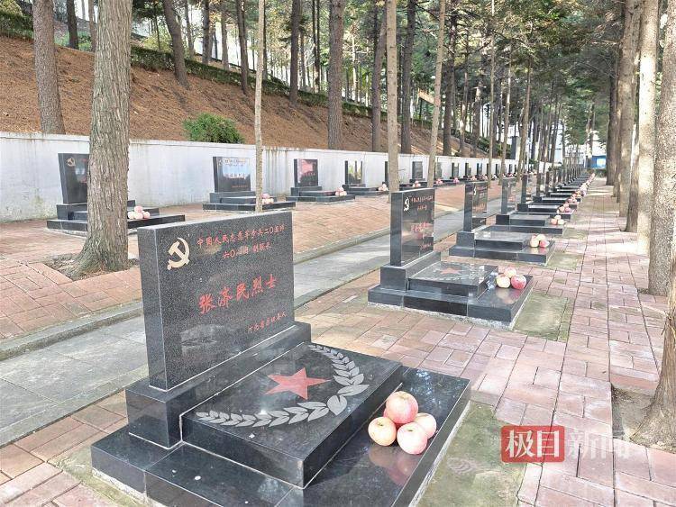 淚目<strong></p>
<p>中航光電科技股份有限公司
</strong>！沈陽男子帶1650個蘋果到丹東抗美援朝烈士陵園:中航光電科技股份有限公司
