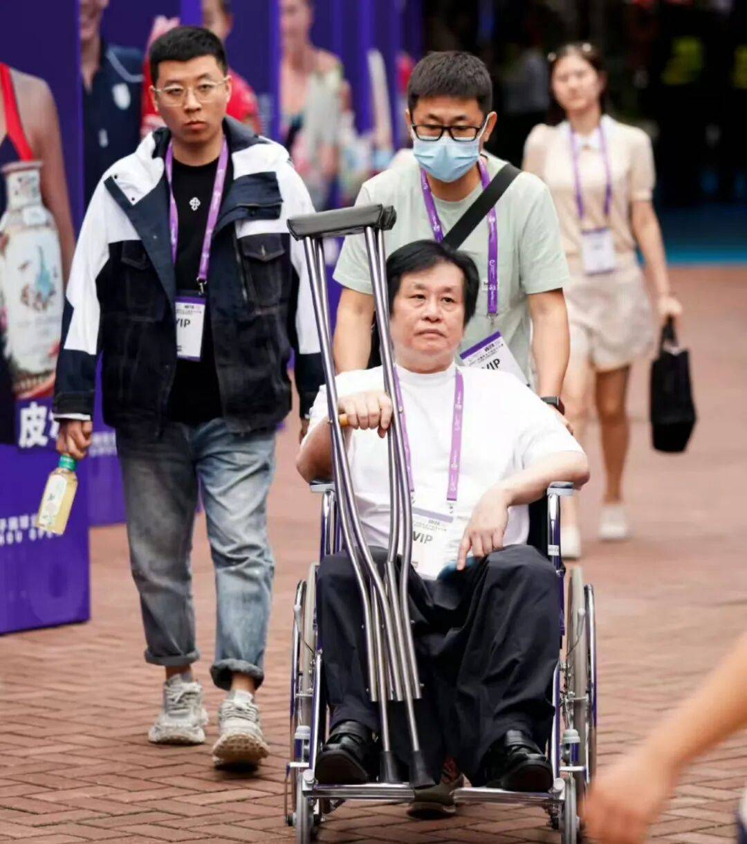 鄭智化怒斥深圳機場：冷眼看<strong></p>
<p>中航光電科技股份有限公司
</strong>我連滾帶爬上飛機:中航光電科技股份有限公司

