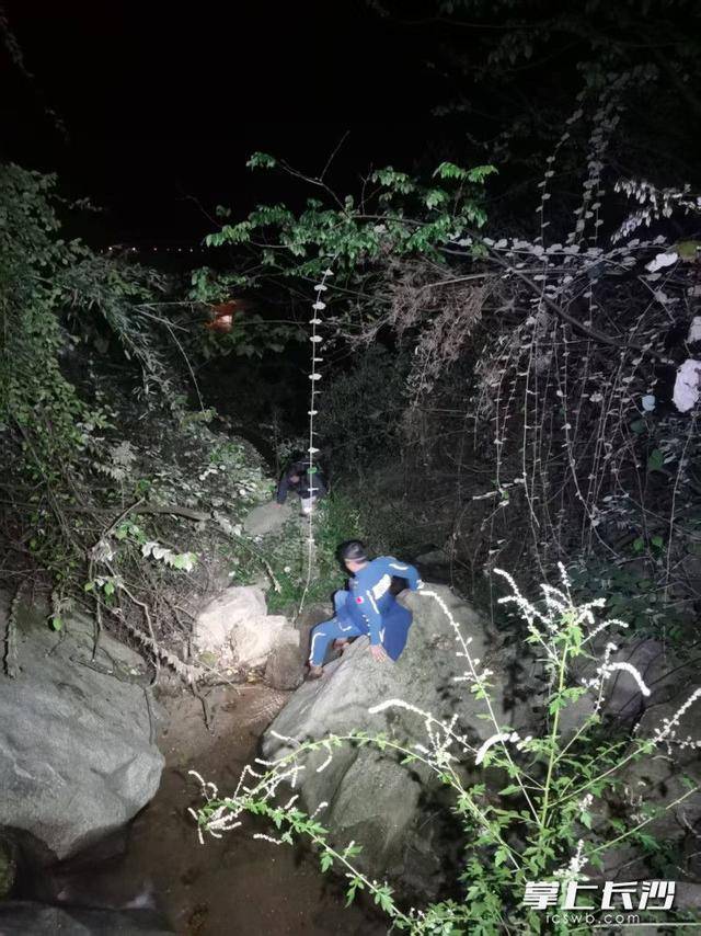 失溫驢友在懸崖邊呼救“我好冷<strong></p>
<p>中航光電科技股份有限公司
</strong>！”長沙市藍天救援隊星夜馳援:中航光電科技股份有限公司
