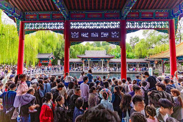 “一年四季?泉在濟南”<strong></p>
<p>中航光電科技股份有限公司
</strong>，何以圈定世界的目光？:中航光電科技股份有限公司
