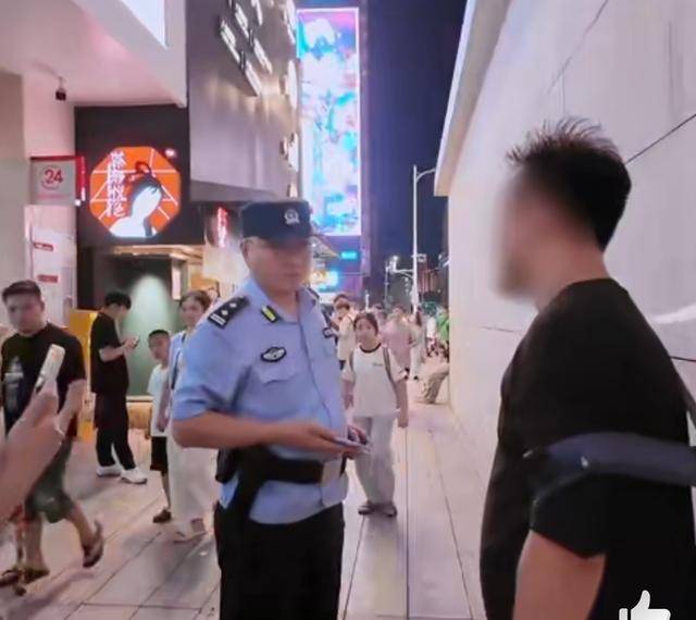 男子當街直播猥褻，被抓后稱在搞抽象:中航光電科技股份有限公司
