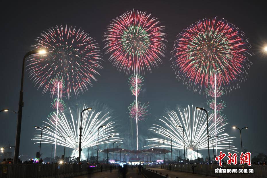 湖南瀏陽焰火大會 6國焰火團隊夜空對決:中航光電科技股份有限公司
