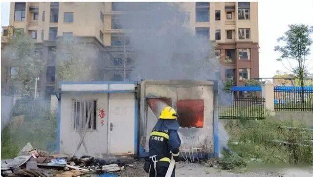 睡覺沒拔充電器家被燒，“一兩分鐘火苗躥到天花板”，當事人：損失十幾萬元:中航光電科技股份有限公司
