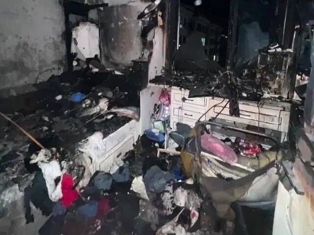 睡覺沒拔充電器家被燒<strong></p>
<p>中航光電科技股份有限公司
</strong>，“一兩分鐘火苗躥到天花板”，當事人：損失十幾萬元:中航光電科技股份有限公司
