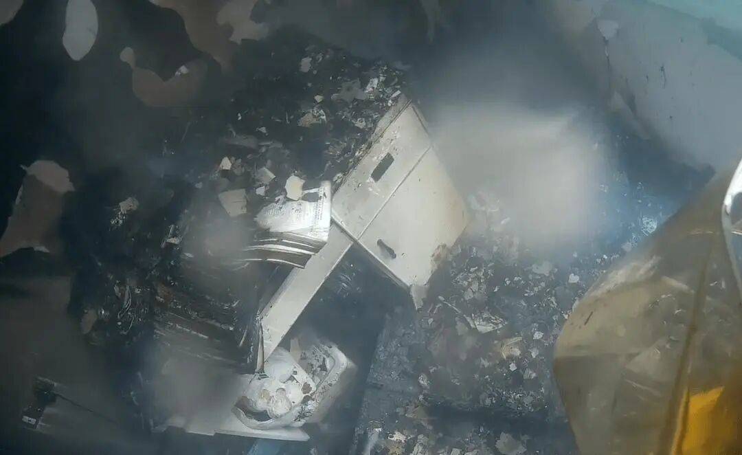 睡覺沒拔充電器家被燒<strong></p>
<p>中航光電科技股份有限公司
</strong>，“一兩分鐘火苗躥到天花板”，當事人：損失十幾萬元:中航光電科技股份有限公司
