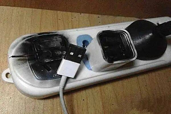 睡覺沒拔充電器家被燒<strong></p>
<p>中航光電科技股份有限公司
</strong>，“一兩分鐘火苗躥到天花板”，當事人：損失十幾萬元:中航光電科技股份有限公司
