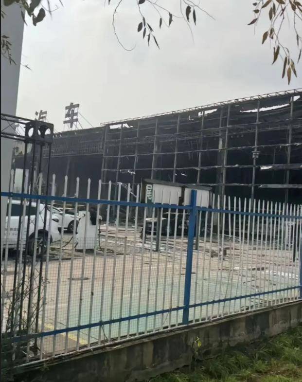 阜陽一4S店凌晨燃起熊熊大火<strong></p>
<p>中航光電科技股份有限公司
</strong>，店方人士：展廳的車都被燒了，原因尚不清楚:中航光電科技股份有限公司
