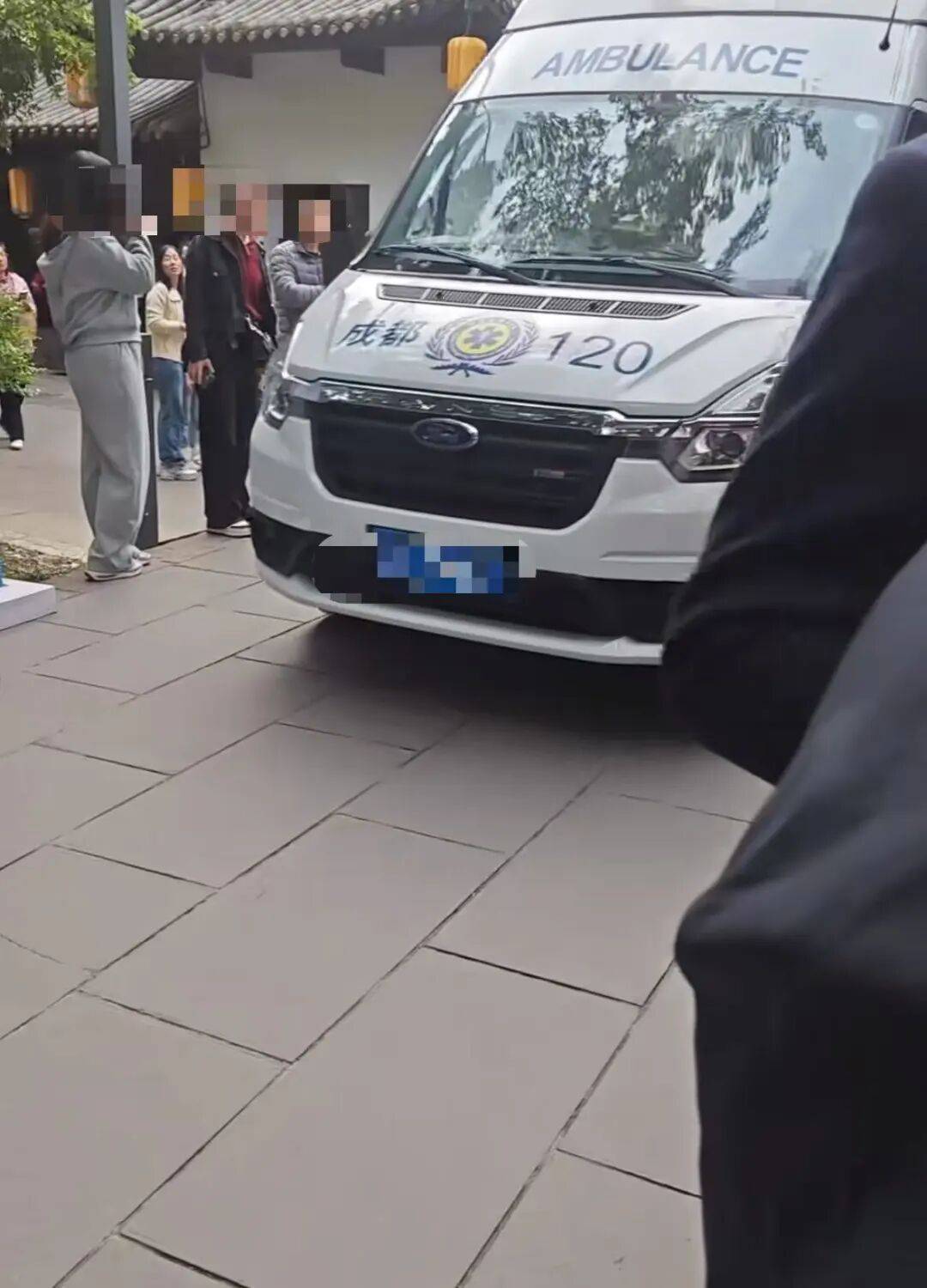 成都錦里古街一古樹突然傾倒<strong></p>
<p>中航光電科技股份有限公司
</strong>，當地文旅：有兩人受傷已送醫，樹木內部長久腐爛導致斷裂:中航光電科技股份有限公司
