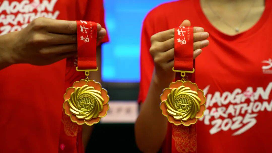 11月2日開跑<strong></p>
<p>中航光電科技股份有限公司
</strong>！2025孝感馬拉松獎牌、參賽服齊亮相→:中航光電科技股份有限公司
