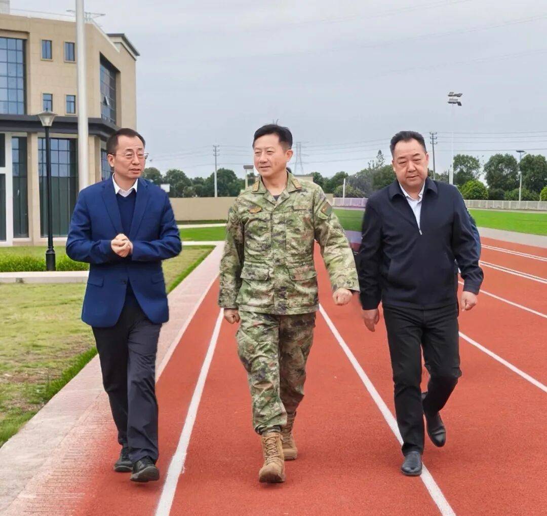 九江市委常委、九江軍分區大校司令員丁慶順到九江衛生健康職業學院（九江市衛生學校）視察2025級新生軍訓工作:中航光電科技股份有限公司
