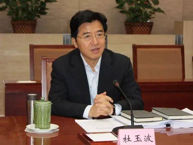 中央批準<strong></p>
<p>中航光電科技股份有限公司
</strong>，開除蔣超良、陸文俊、張建華黨籍:中航光電科技股份有限公司
