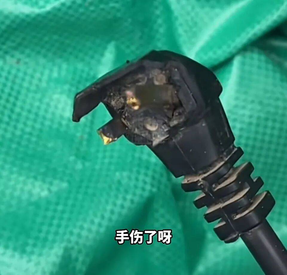 一瞬間手被燒熟<strong></p>
<p>中航光電科技股份有限公司
</strong>，金手鐲被電碎！女子給電動車充電，不慎碰到充電口受傷:中航光電科技股份有限公司
